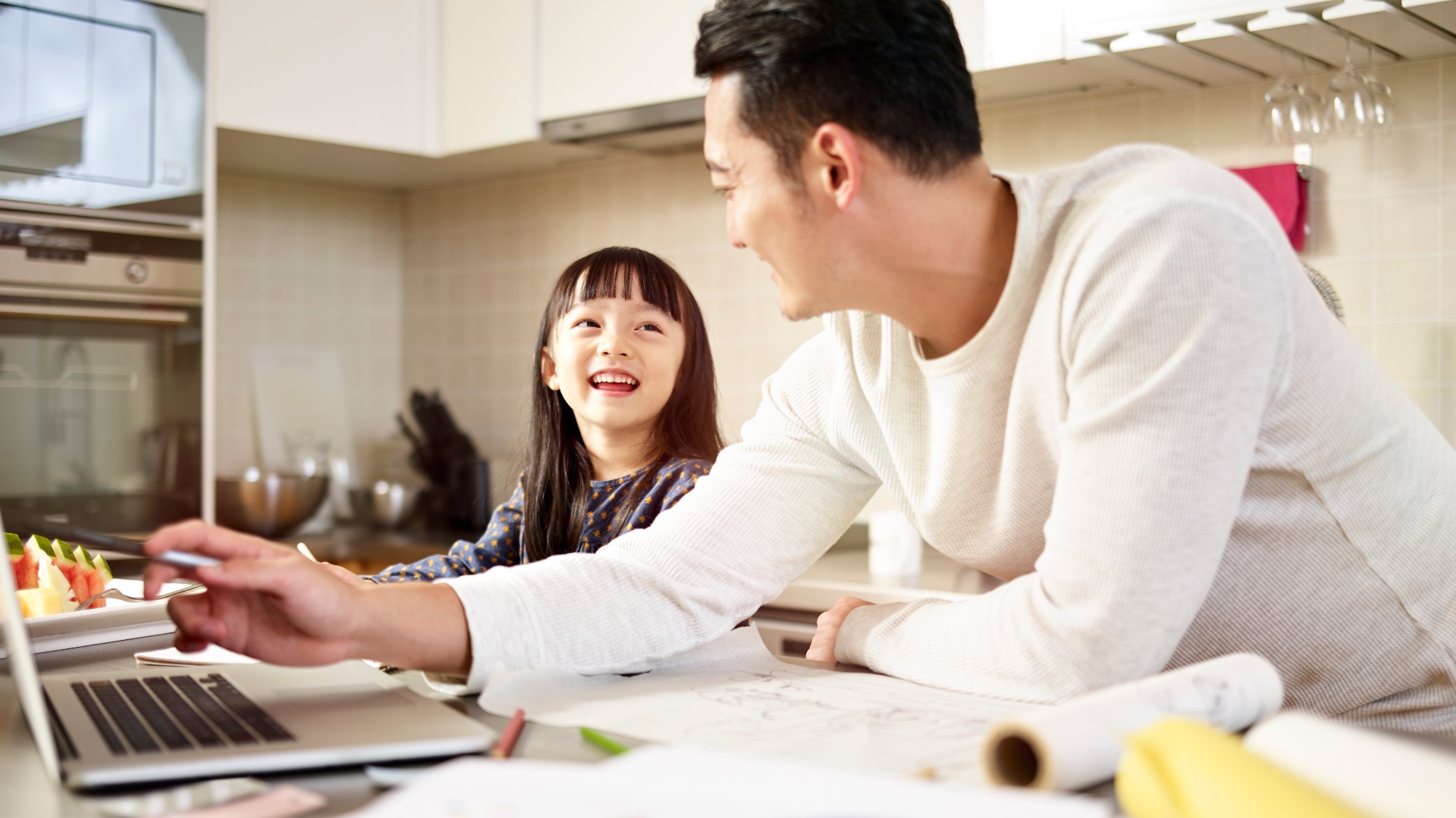 為何說教沒效？心理學家：當孩子負面情緒暴走，3行動帶來高效親子溝通