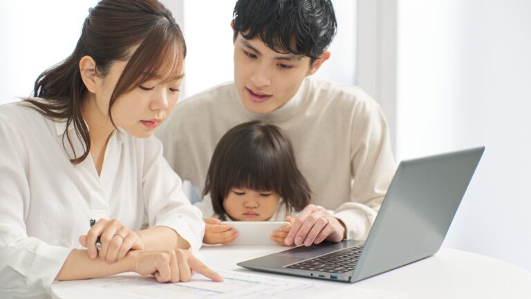 父母的沉默是孩子大腦的隱形殺手：別讓三十萬月薪輸在三千萬詞彙