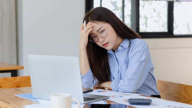 大家都背對電梯門，你敢轉身嗎？被「社會認同」與「權威影響」綁架的人生