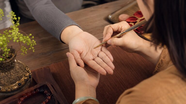 教你看手相，男左女右，準的離譜…