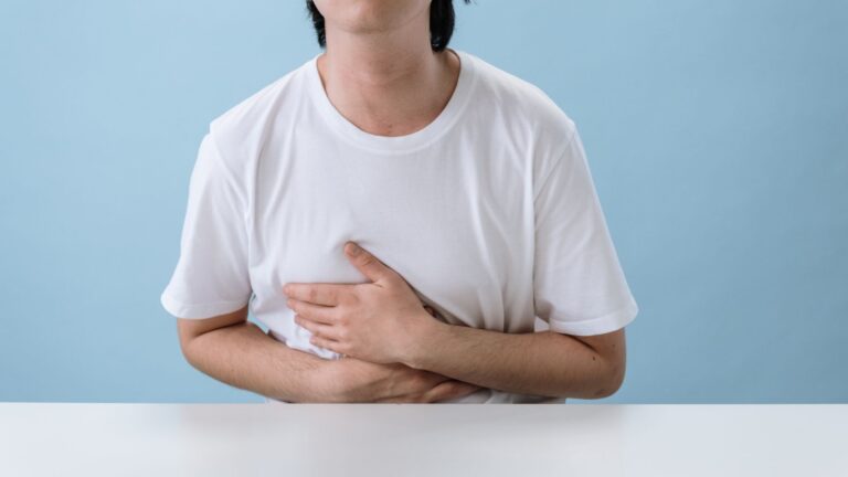 胃癌症狀有哪些？8 個早期警訊、與胃炎怎麼分、什麼情況該做胃鏡