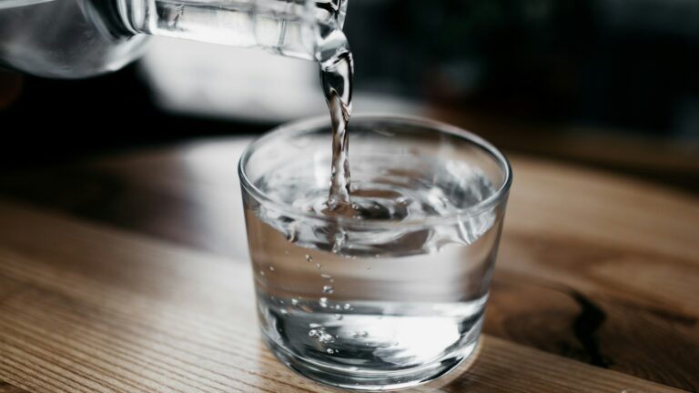 一天到底要喝多少水？別再背「8 杯水」，用體重和尿液顏色判斷