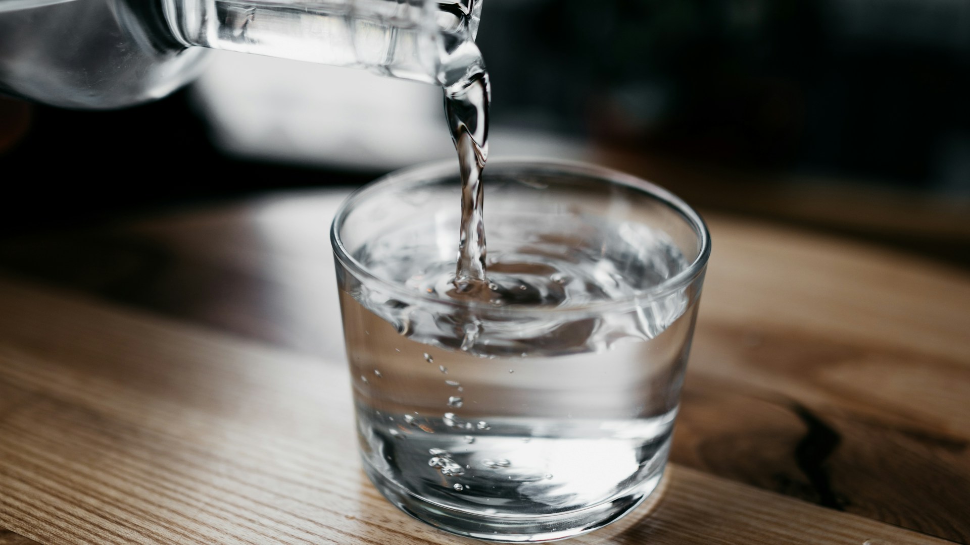 一天到底要喝多少水？別再背「8 杯水」，用體重和尿液顏色判斷
