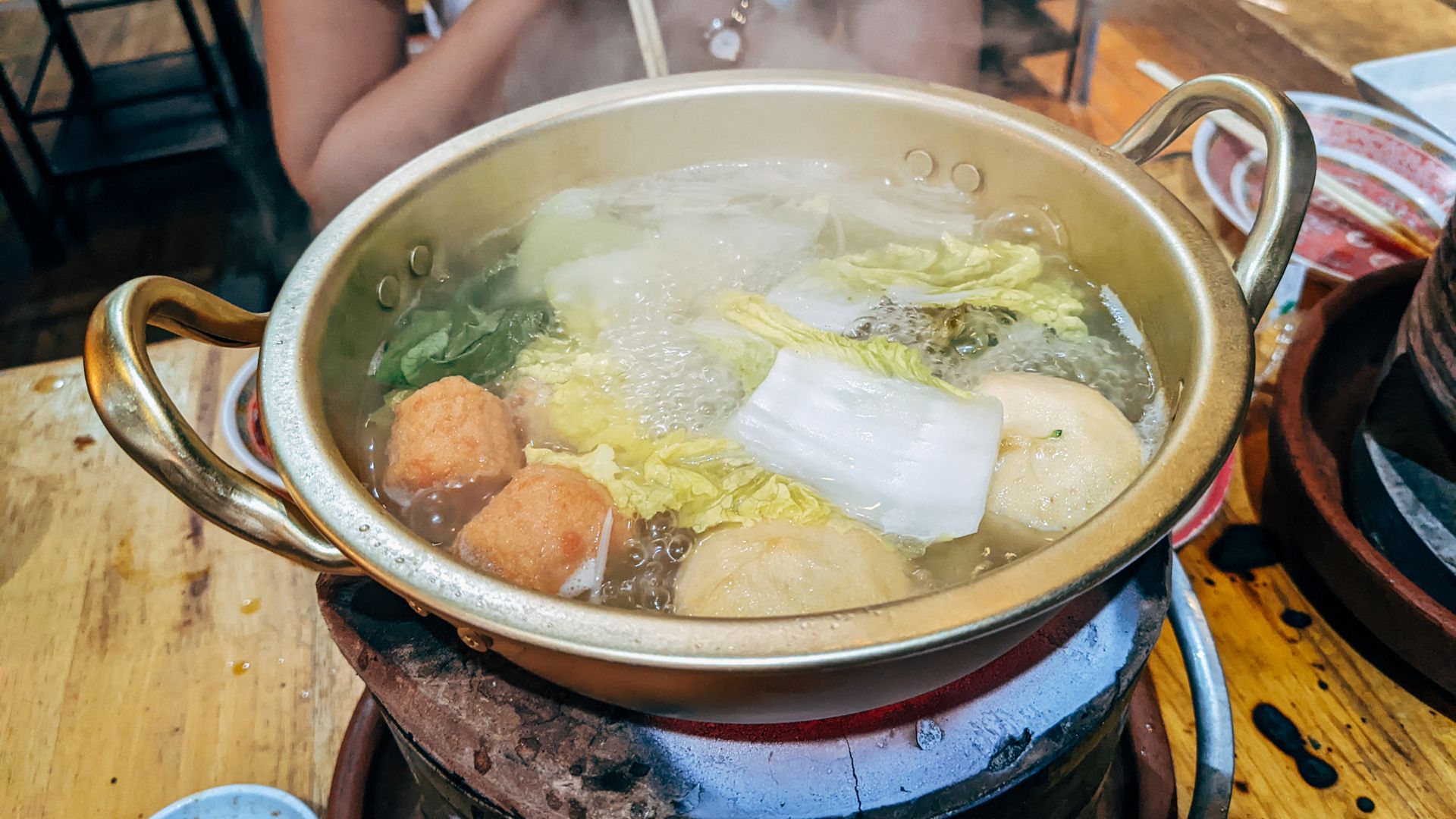 同一頓火鍋，熱量可以差非常多：問題通常不在你夾了幾片肉