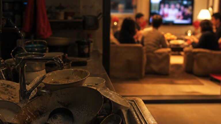 除夕年夜飯一人煮全家吃？客廳爽聊天吃水果，看透婆家把家務全甩給媳婦的私心